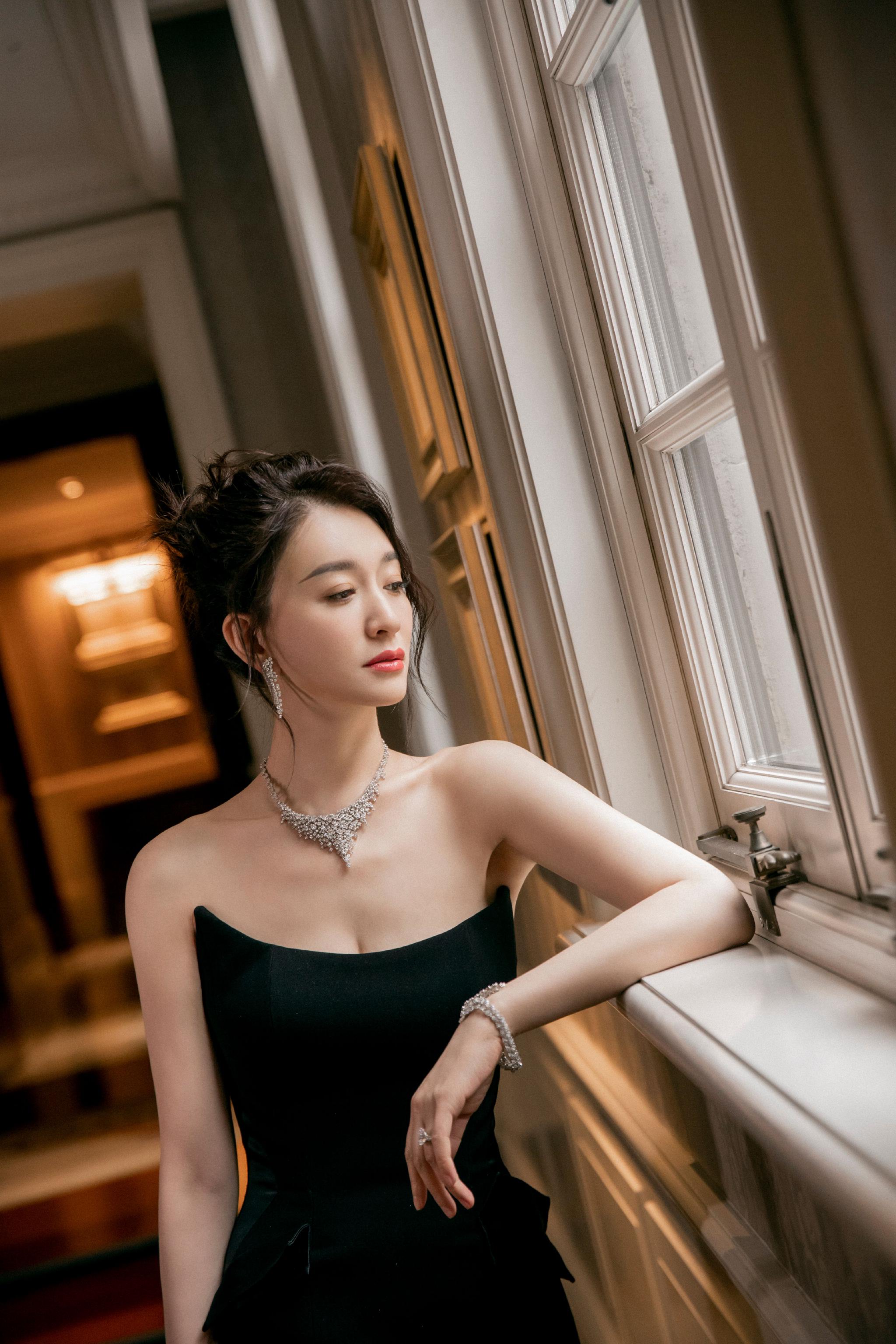 李小冉不愧是內地神級宅男女神，皮膚白裡透紅，身形完美呈現！
