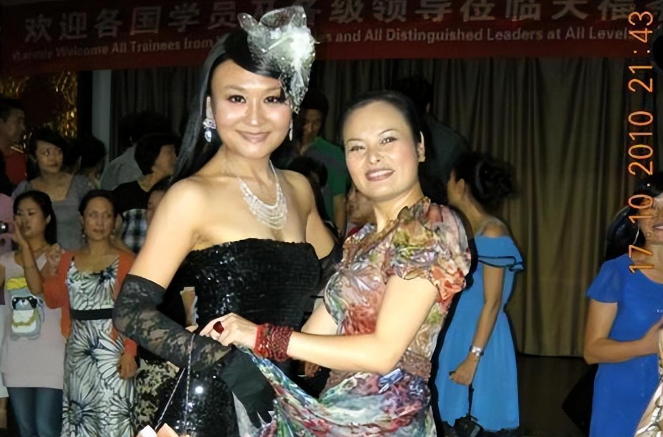 曹晴為嫁美國富豪辭職央視，婚後遭家暴和虐待，如今過得怎樣？