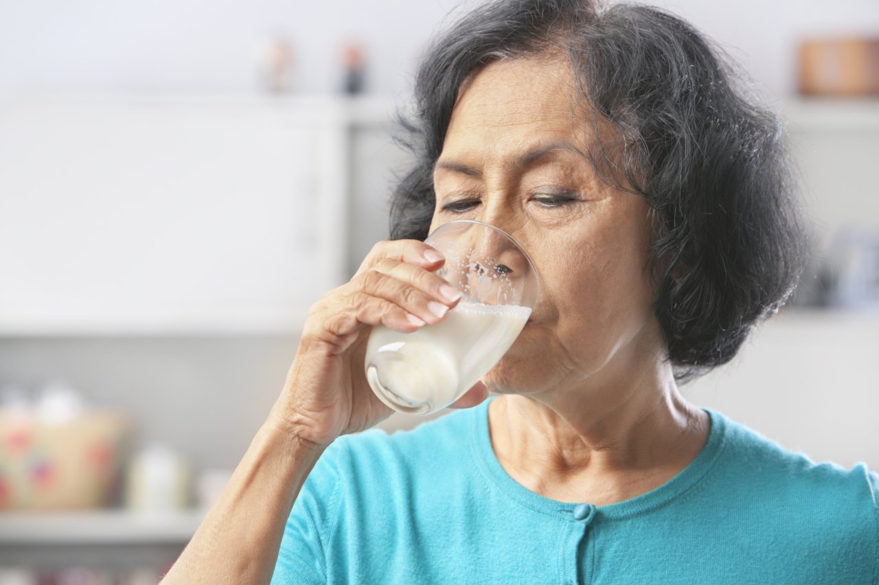 老人經常喝牛奶與不喝牛奶，有何差別？