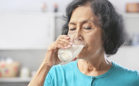 老人經常喝牛奶與不喝牛奶，有何差別？
