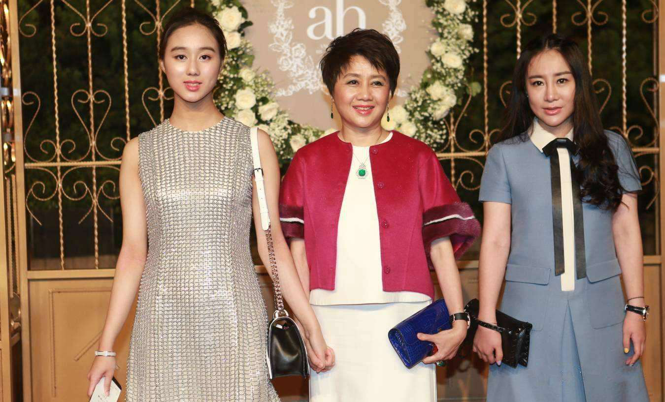 何鴻燊女兒何超瓊引領中老年女性時尚穿搭