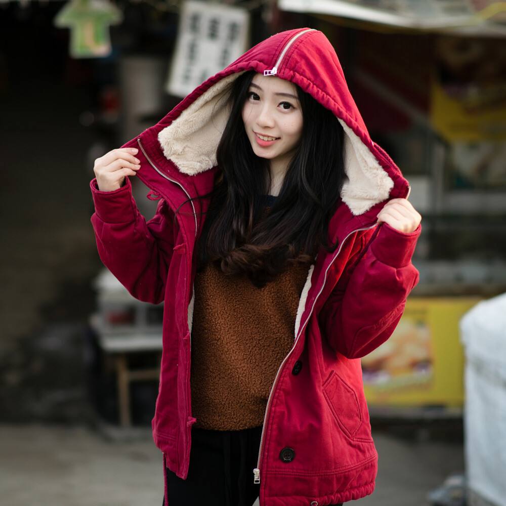 冬季東京街頭的女生，巧妙穿搭保暖又時尚。