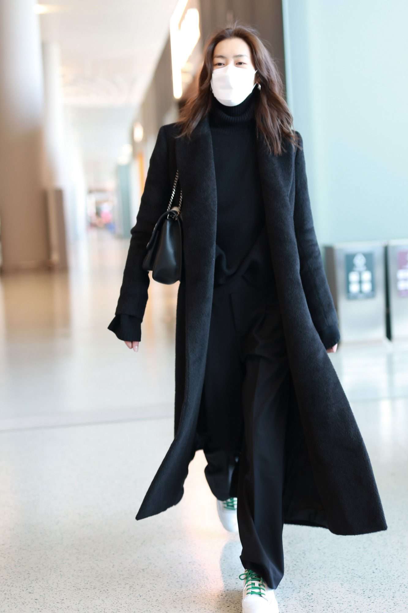 韓國冬季穿搭風格：「黑大衣+運動鞋」，時尚顯瘦還保暖。
