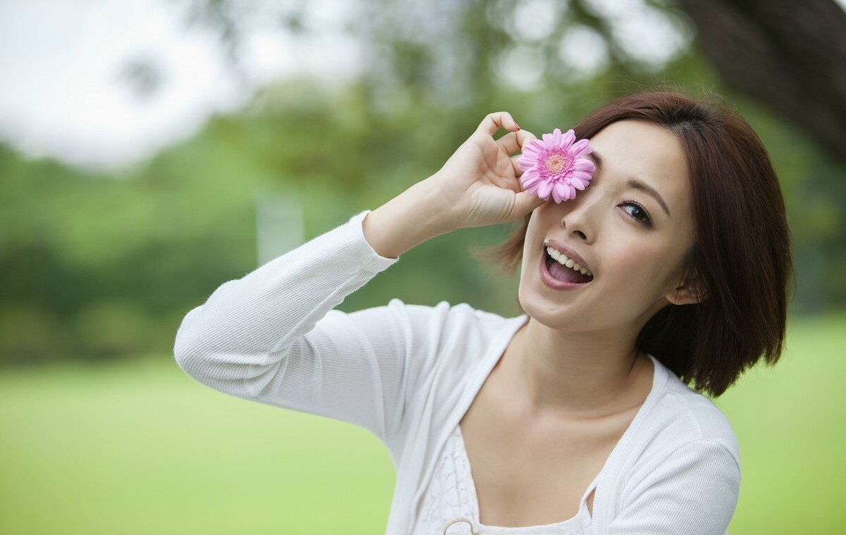 能讓女人一生開心的三件套是：情、衣、男人。
