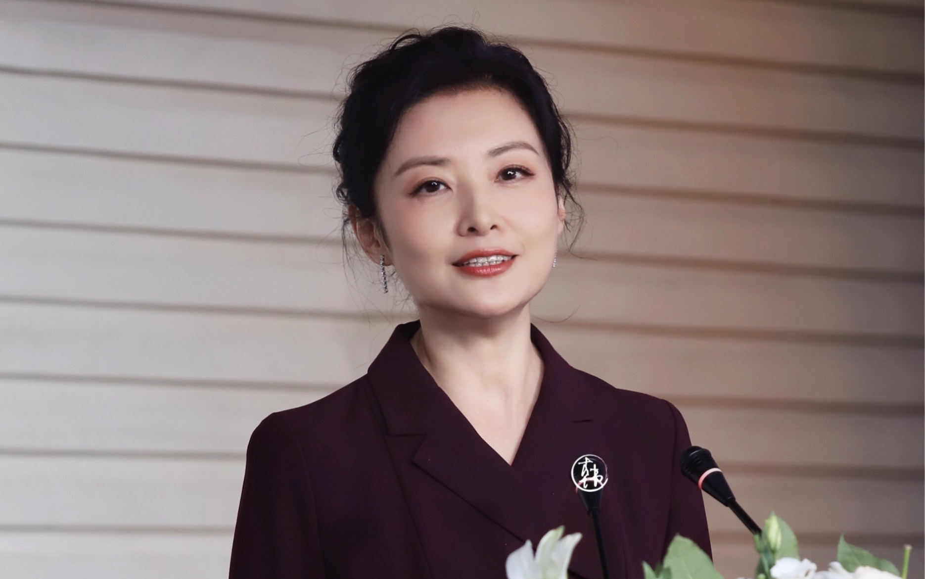周濤的穿搭，真的很適合普通中年女人模仿，既保暖又時尚