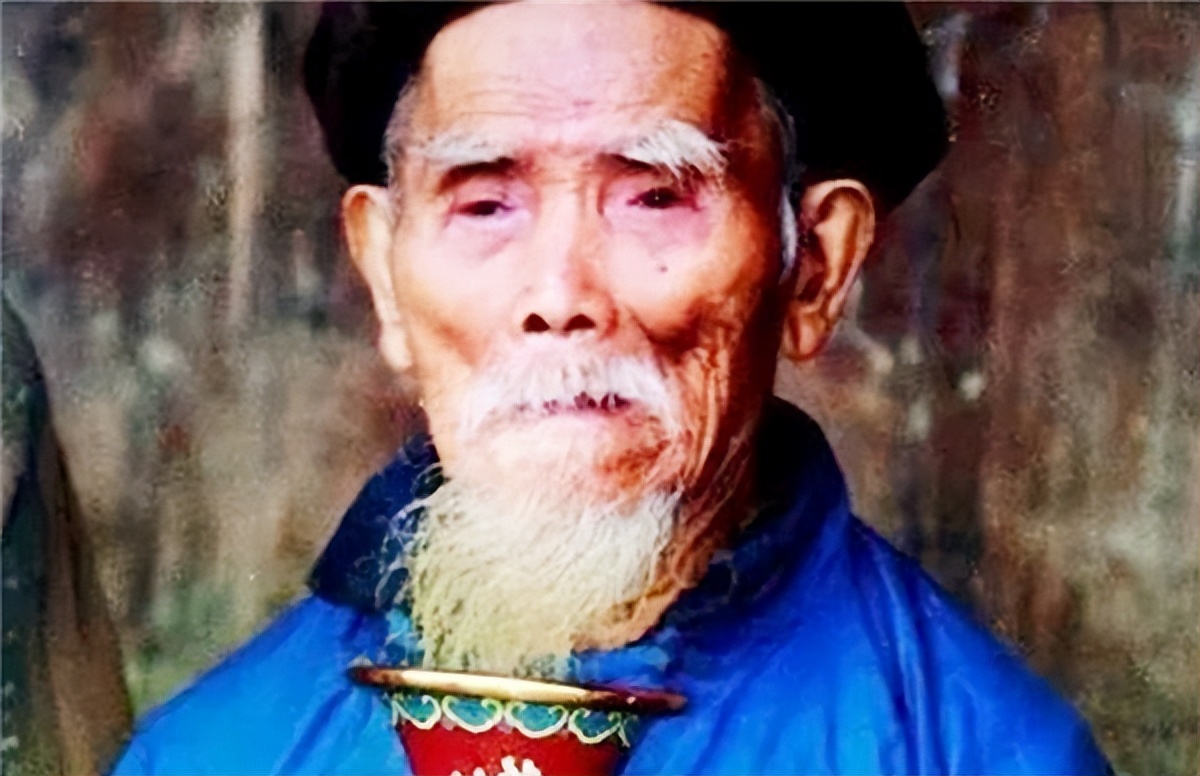 中國「長壽之王！」土菸抽了100多年，終身未娶被稱「老祖宗！」