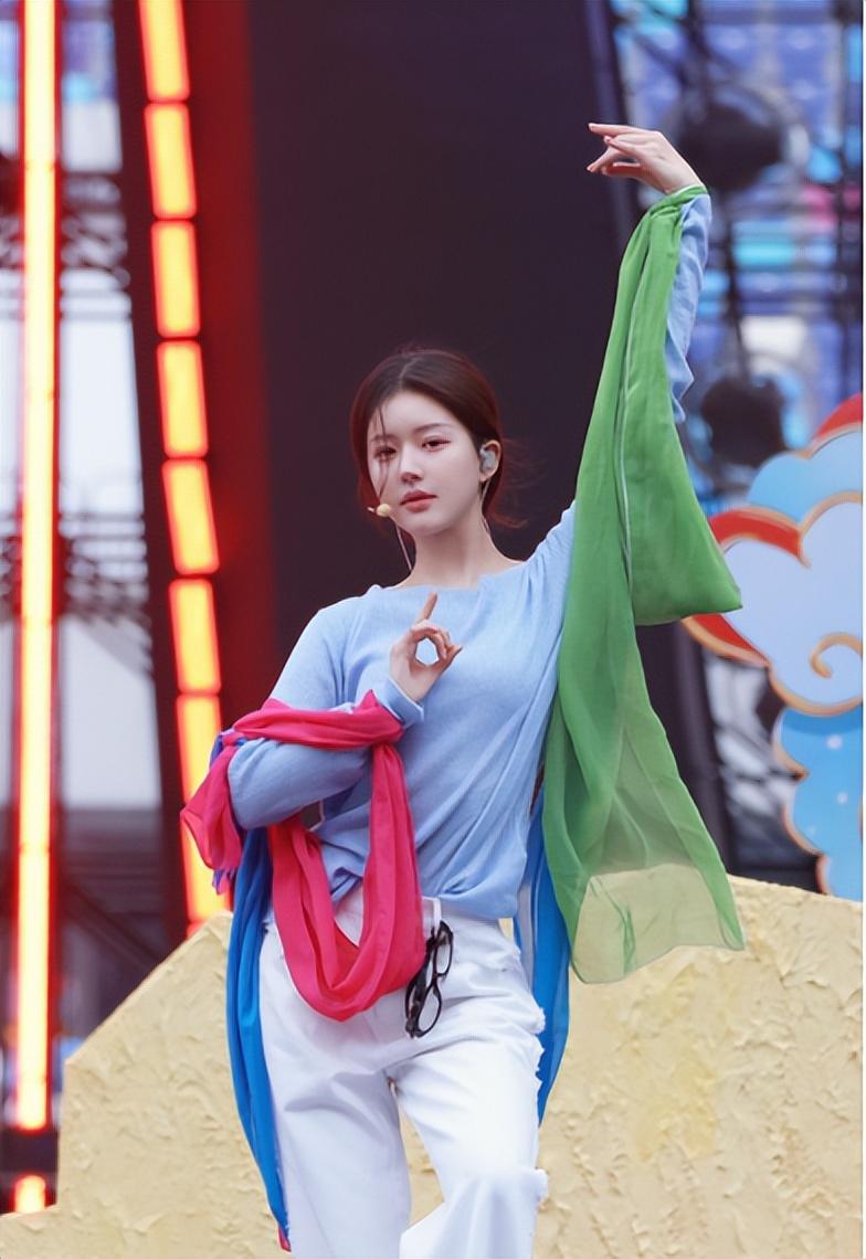 仙女范：趙露思皮膚白皙細嫩，纏紗巾舞姿柔美！