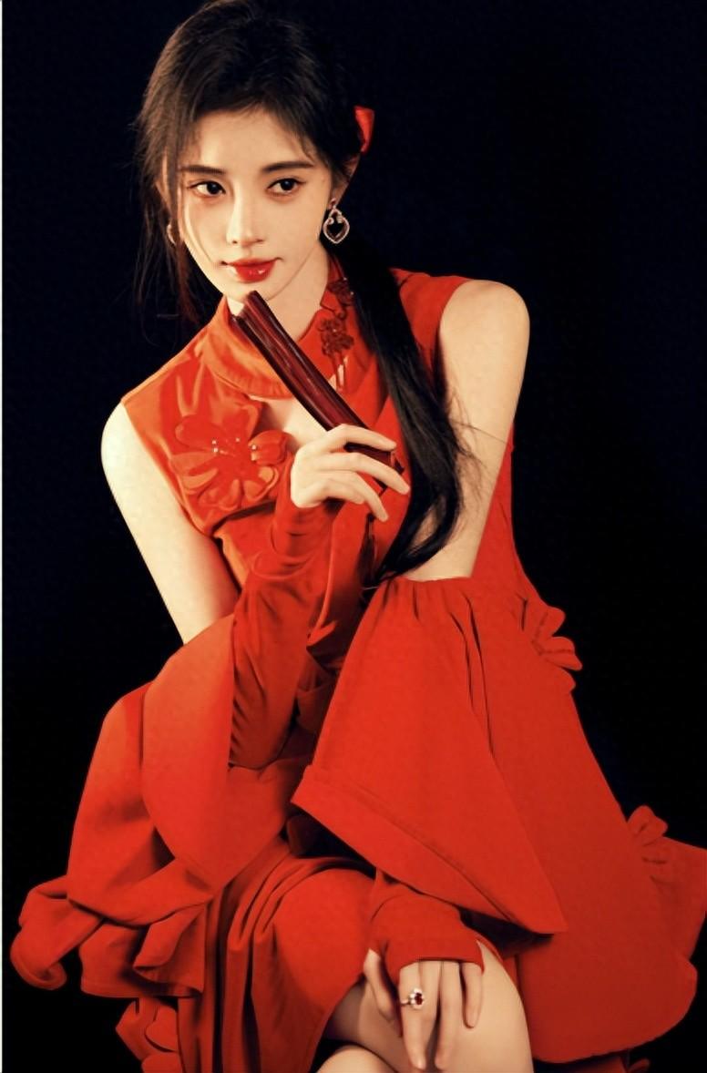 鞠婧禕穿紅裙秀髮繫紅絲帶，少女范十足！