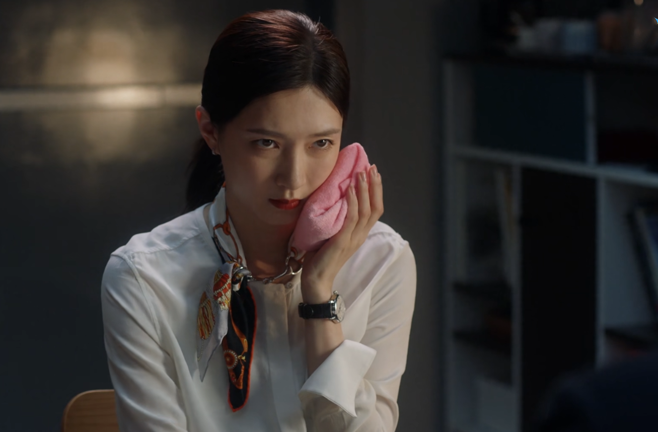 《三十而已》：王漫妮被鈔票砸臉後才知道，甘願被「摸屁股」的女顧客，比她高明100倍！
