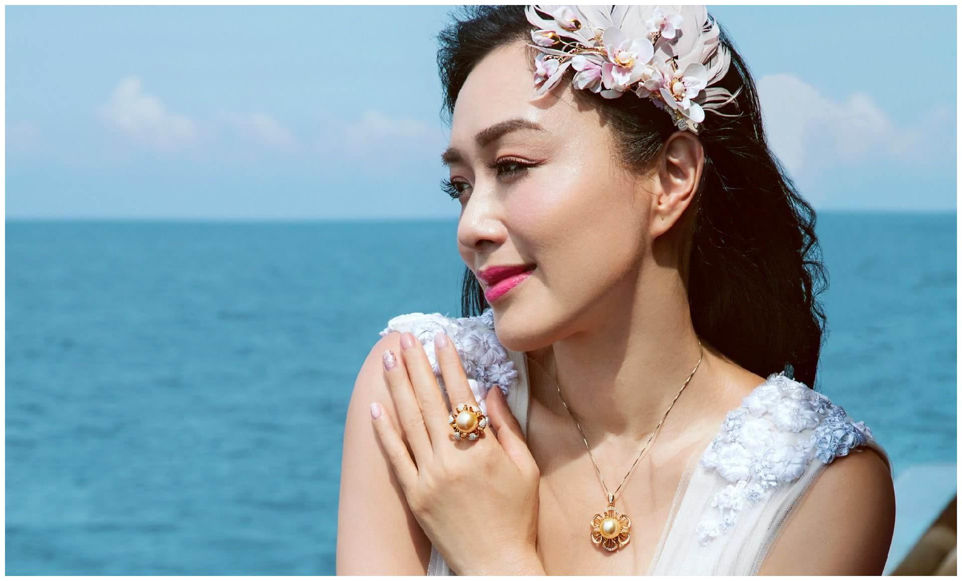 鍾麗緹夫妻參加弟弟婚禮，瘋狂扮嫩難掩中年大媽感！