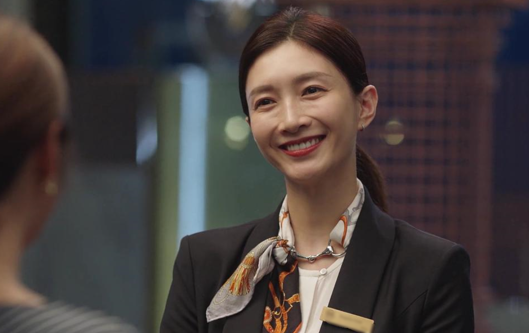 《三十而已》：王漫妮被鈔票砸臉後才知道，甘願被「摸屁股」的女顧客，比她高明100倍！