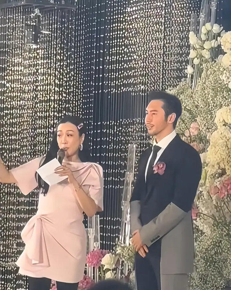 鍾麗緹夫妻參加弟弟婚禮，瘋狂扮嫩難掩中年大媽感！