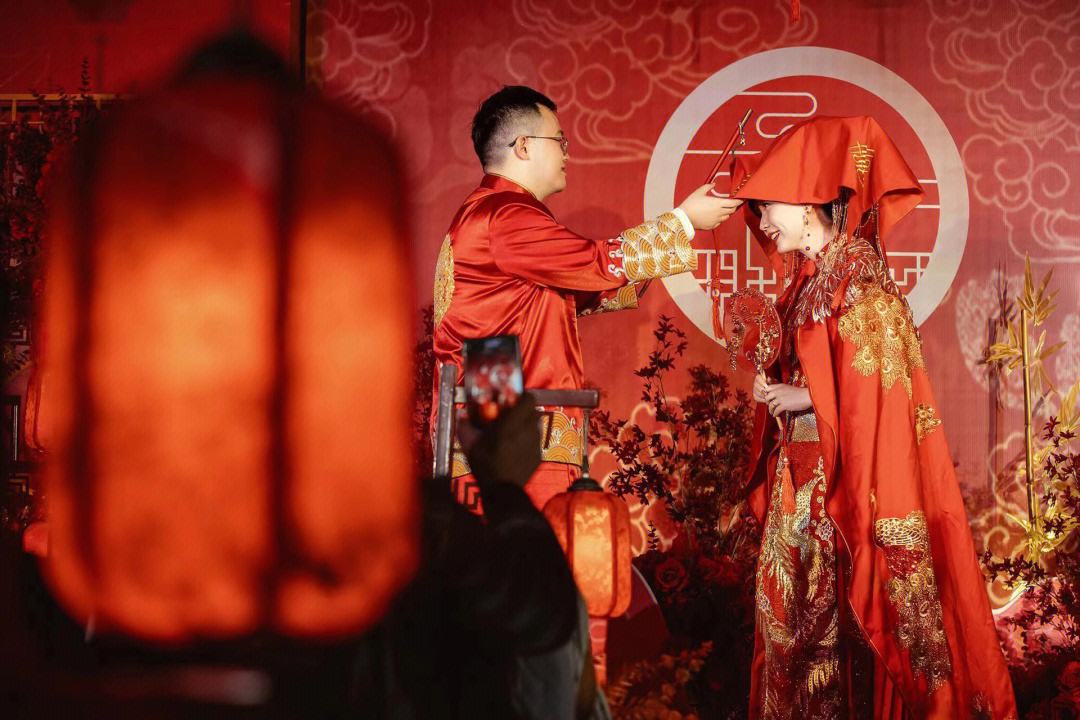 「糖寶」新娘，彩禮3萬！當眾親吻，眼神充滿愛意，真情感人！
