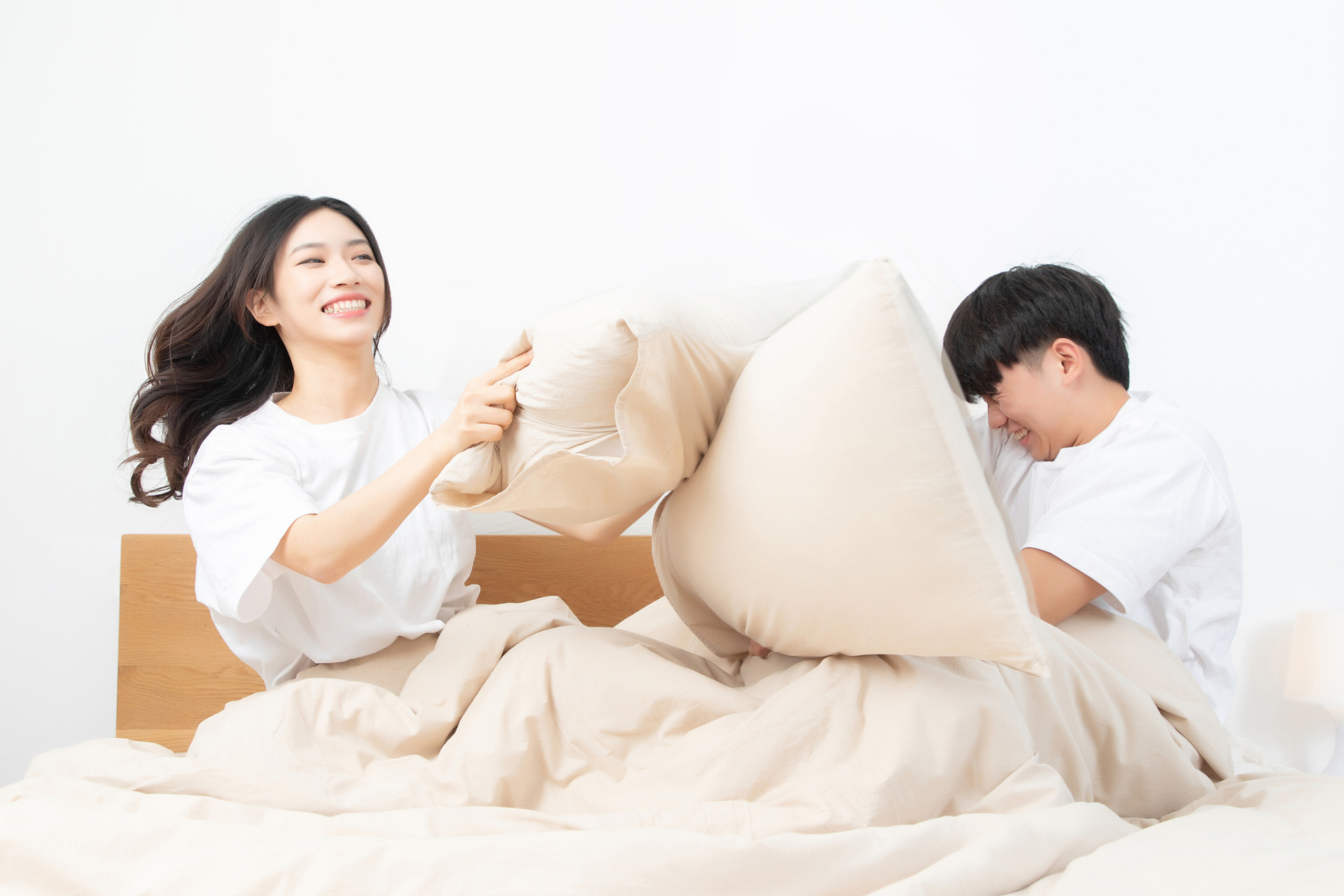 請注意：夫妻長期「分床睡」有益處，也有弊端。
