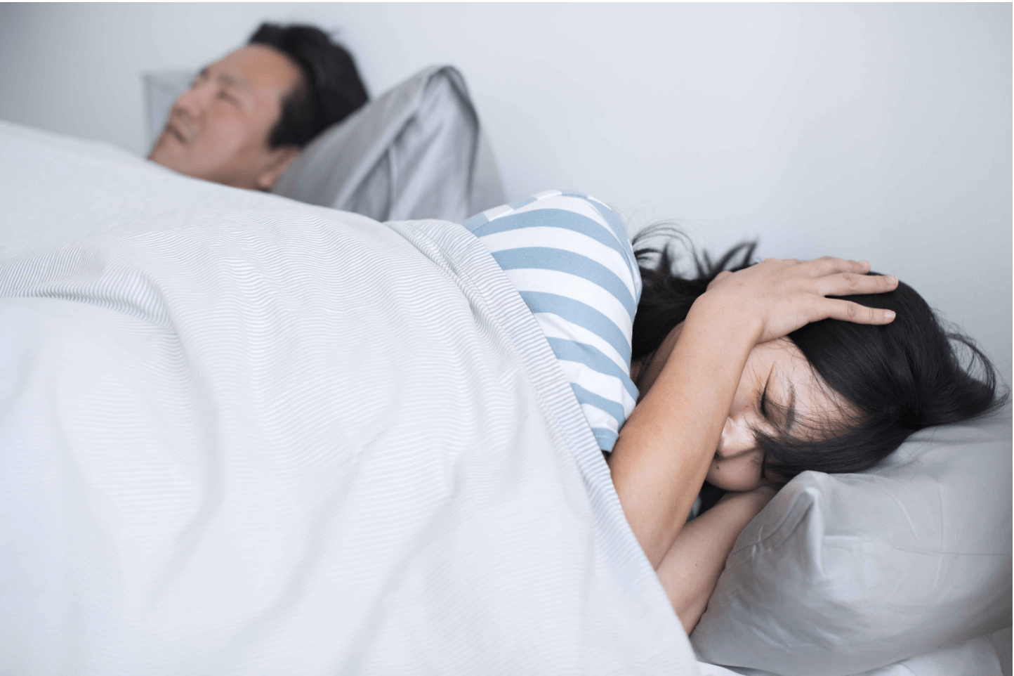 請注意：夫妻長期「分床睡」有益處，也有弊端。