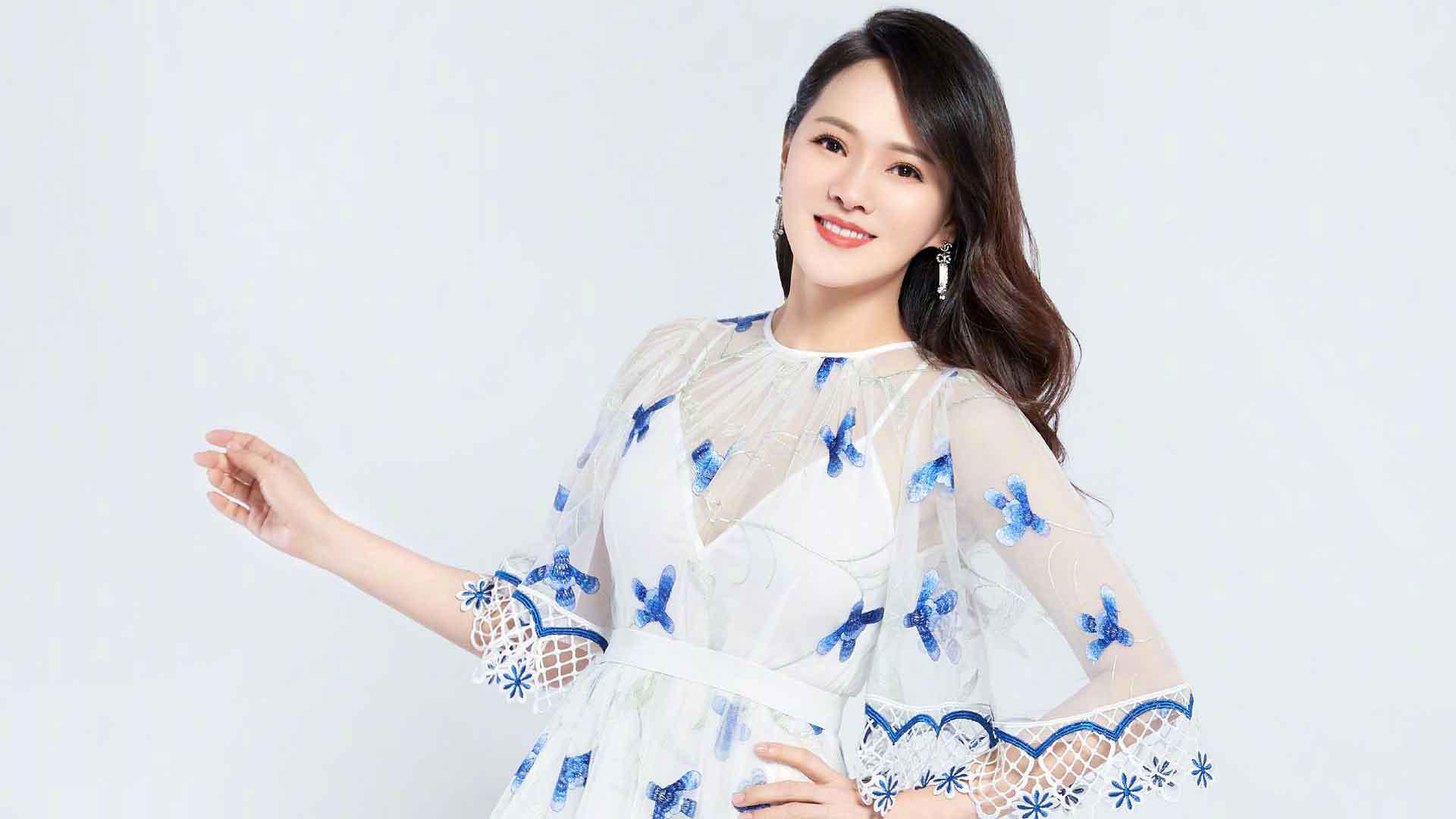 伊能靜跟婆婆一同祈福，穿粉衣扮嫩，婆婆打扮貴氣，不像同齡人！