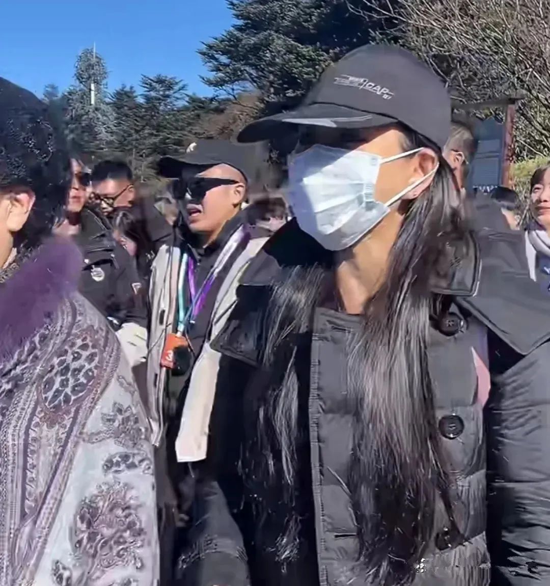 伊能靜跟婆婆一同祈福，穿粉衣扮嫩，婆婆打扮貴氣，不像同齡人！