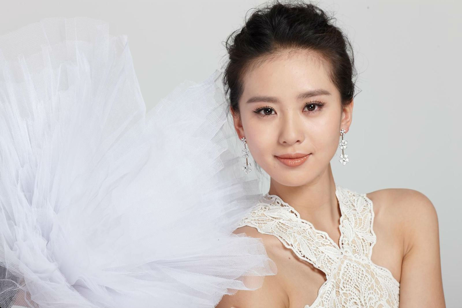 不理離婚緋聞,劉詩詩上演寫真大片,女王范十足!