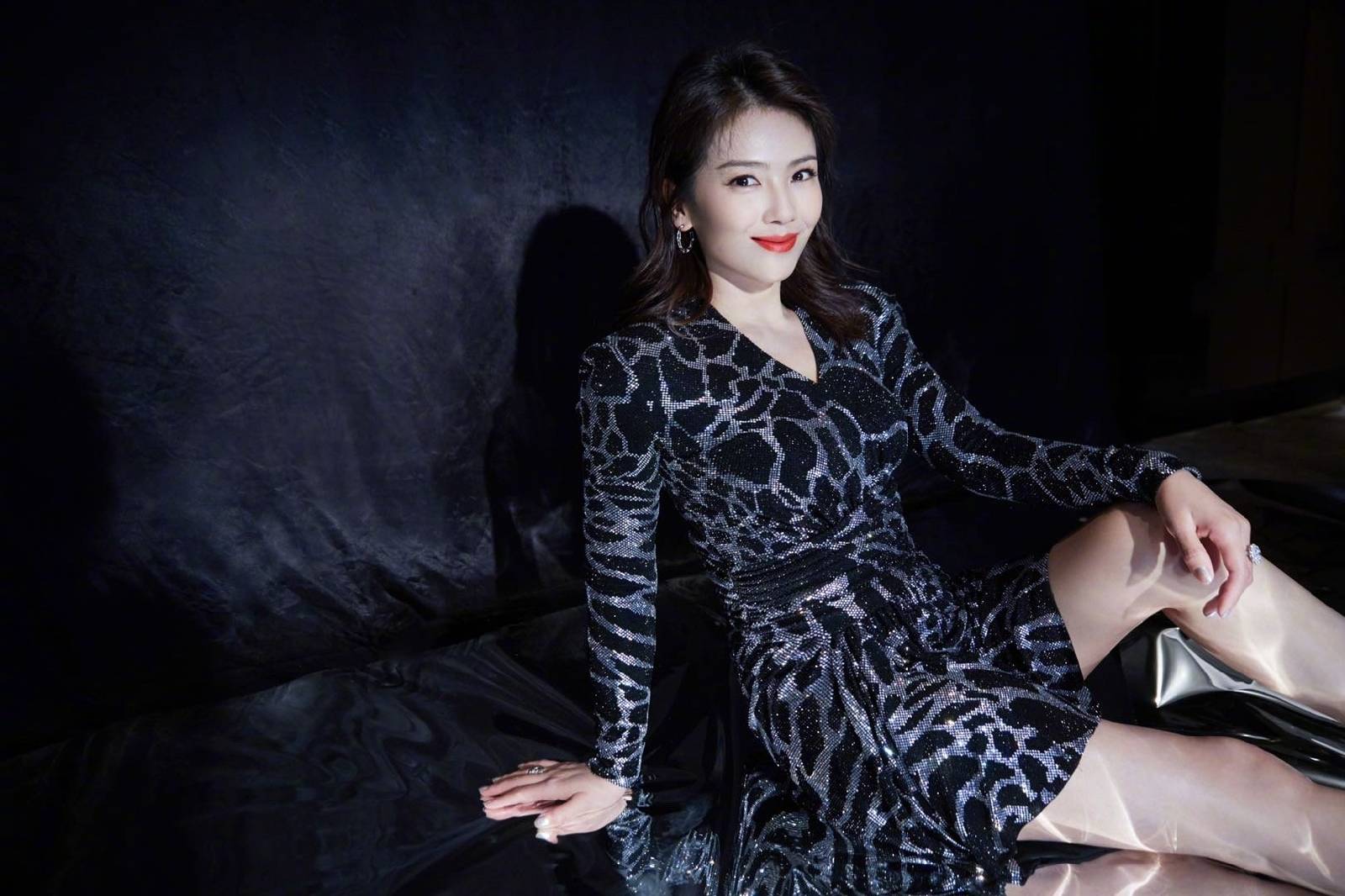 劉濤線下活動，穿紅色緊身裙秀「花瓶腰」，女人味十足！
