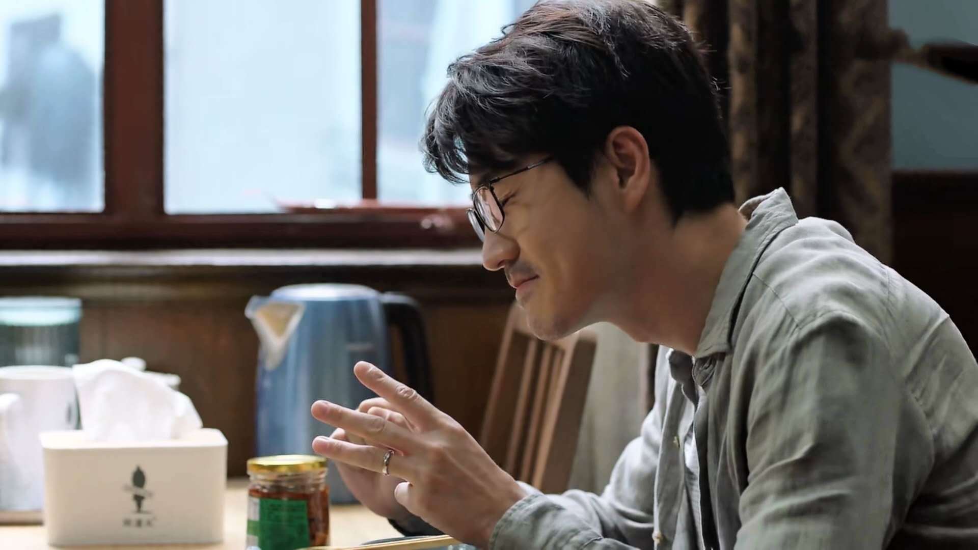 《三十而已》:陳嶼為何離婚時爽快的分給鍾曉芹500萬,卻不給她買6元的酸梅湯?