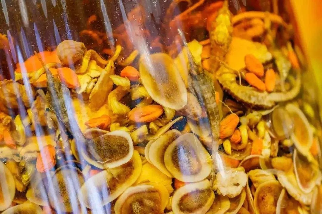 謹慎使用的中藥材泡酒,可能損害肝腎。