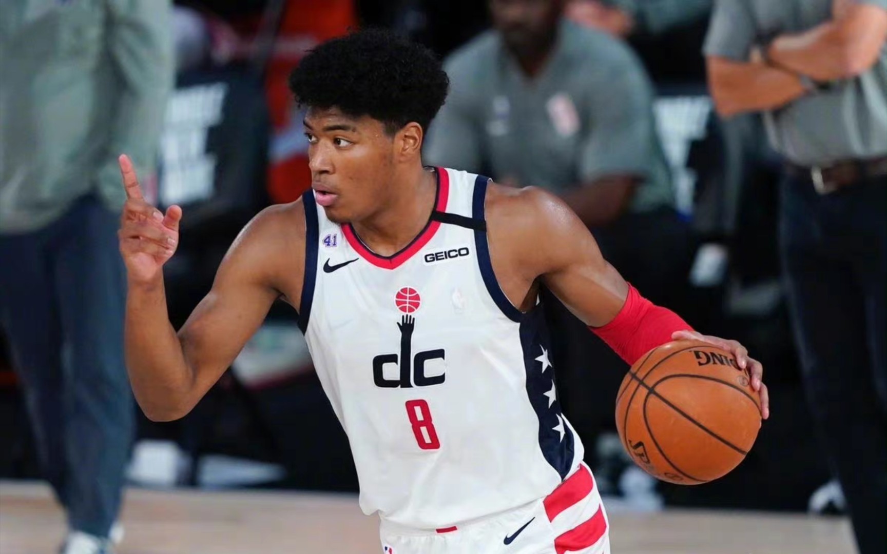 完勝！詹姆斯28+5+5，伍德大驚喜，打破NBA紀錄，成歷史第一人