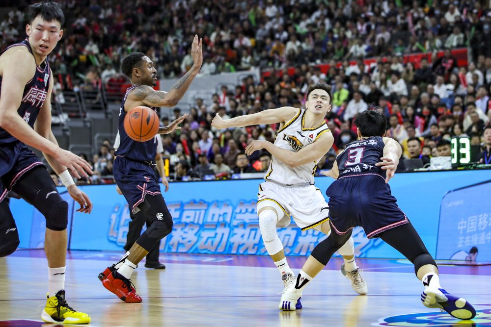 NBA才叫職業籃球聯賽，CBA簡直荒唐透頂。