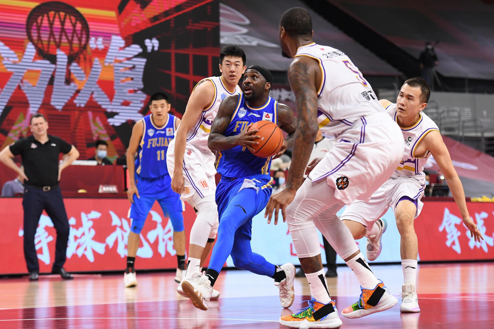 NBA才叫職業籃球聯賽，CBA簡直荒唐透頂。