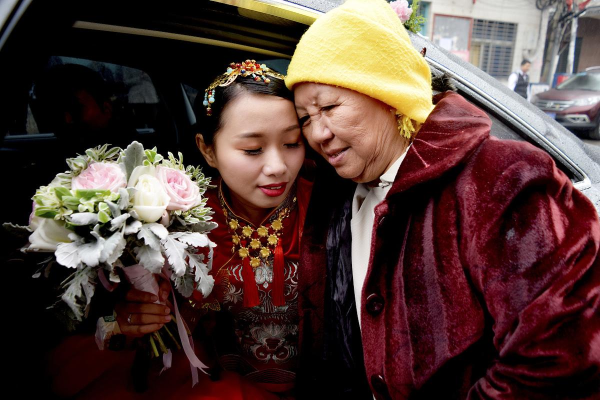 當出嫁的女兒遇到偏心的父母，一肚子的委屈與苦水該與何人訴說？