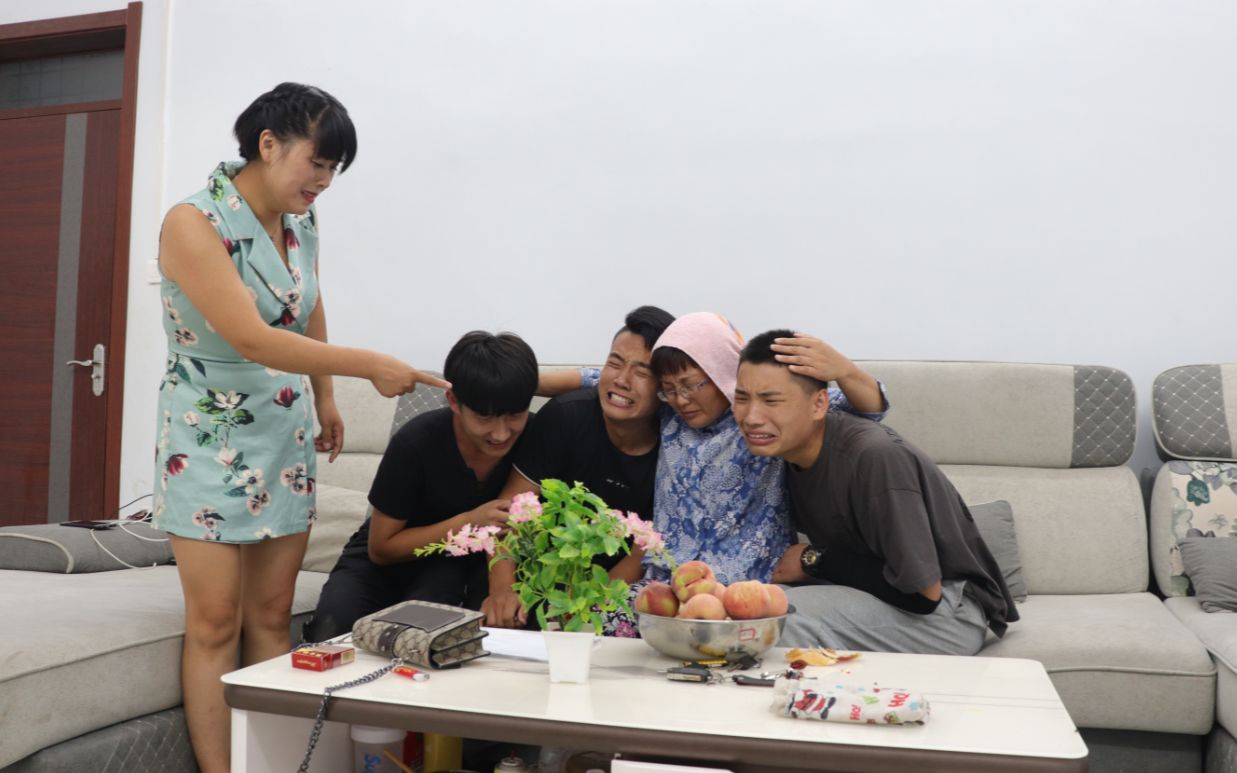 當出嫁的女兒遇到偏心的父母，一肚子的委屈與苦水該與何人訴說？