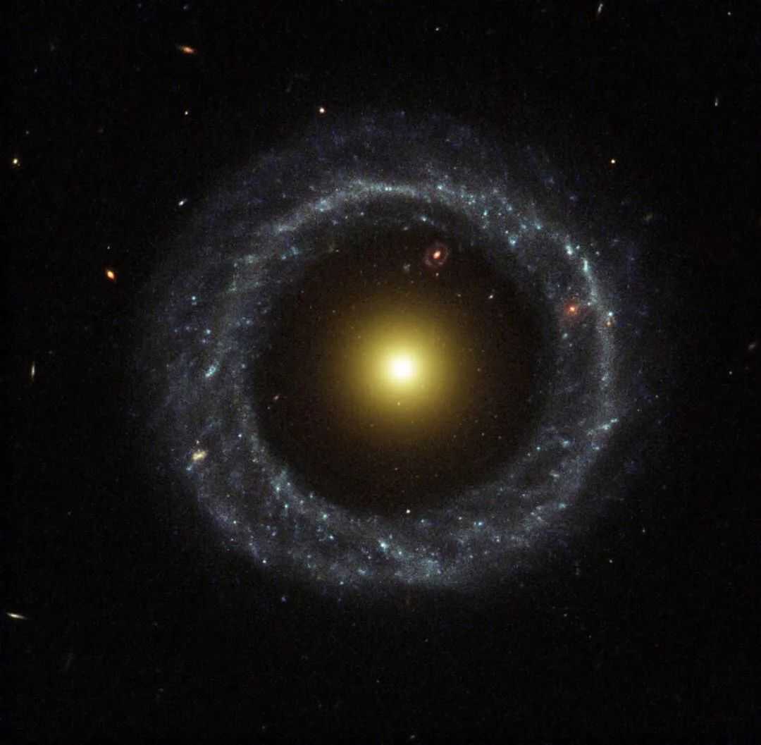 宇宙中最浪漫的星系：心形的觸鬚星系，戒指一樣的霍格天體