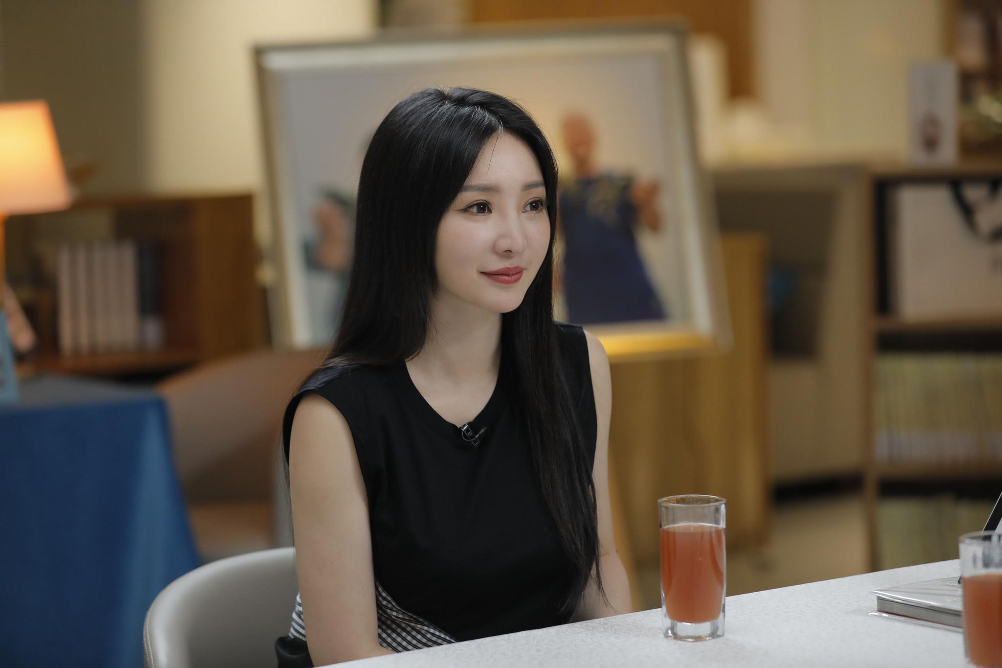 柳岩「性感」走紅是被逼無奈，曾做護士時卻清純無比。