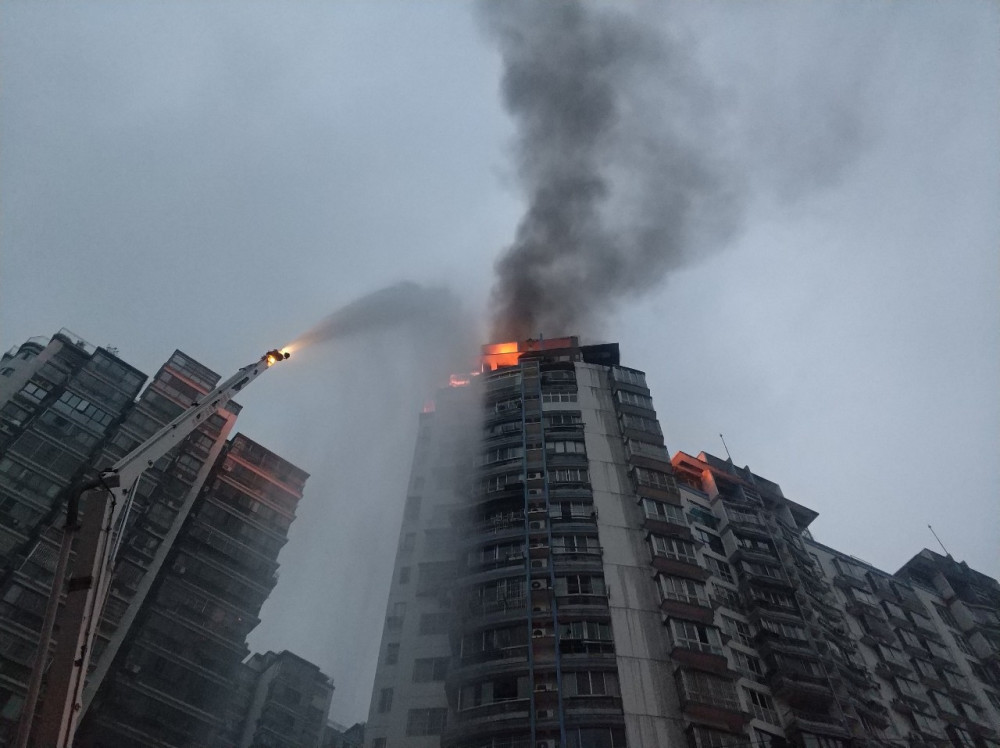 發生火災時要視情況選擇往上還是往下跑。