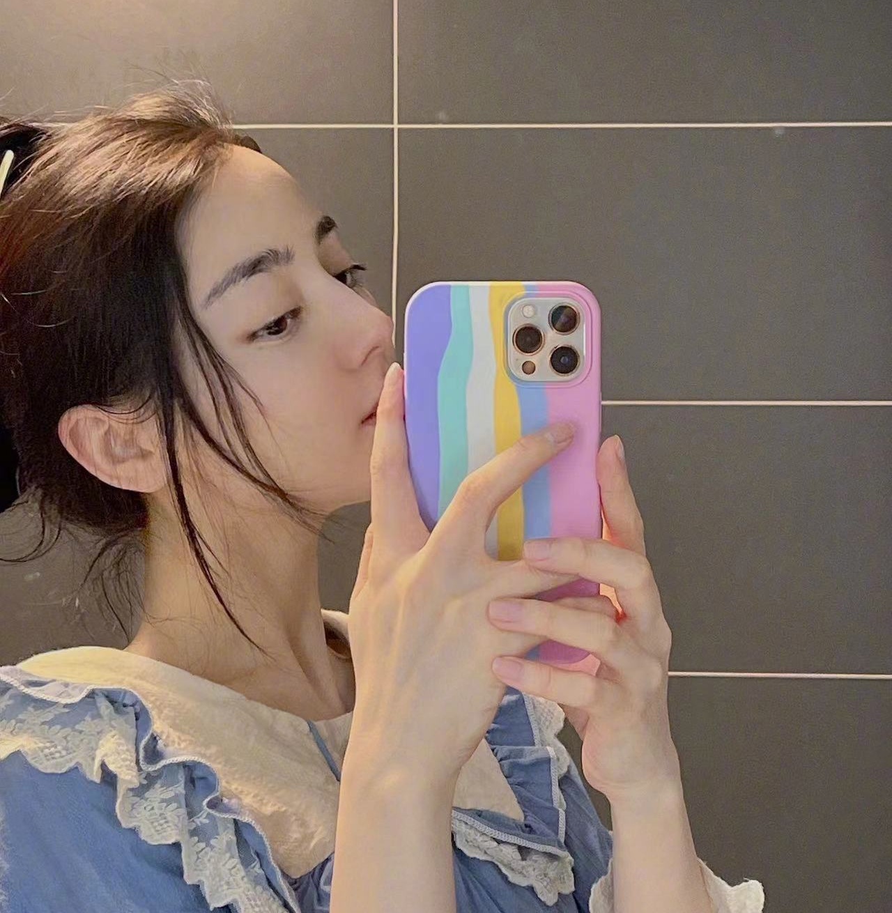 迪麗熱巴元宵節曬美照，化身魅力女神。