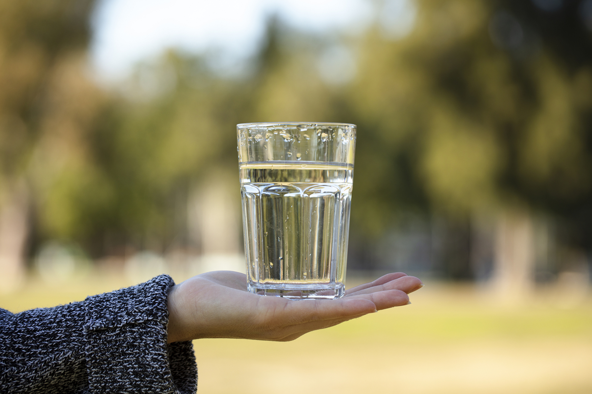 起床後喝水有益身體健康，「兩種水」除外。