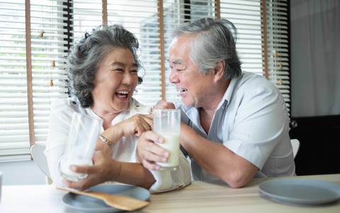 老人經常喝牛奶與不喝牛奶的身體差異。
