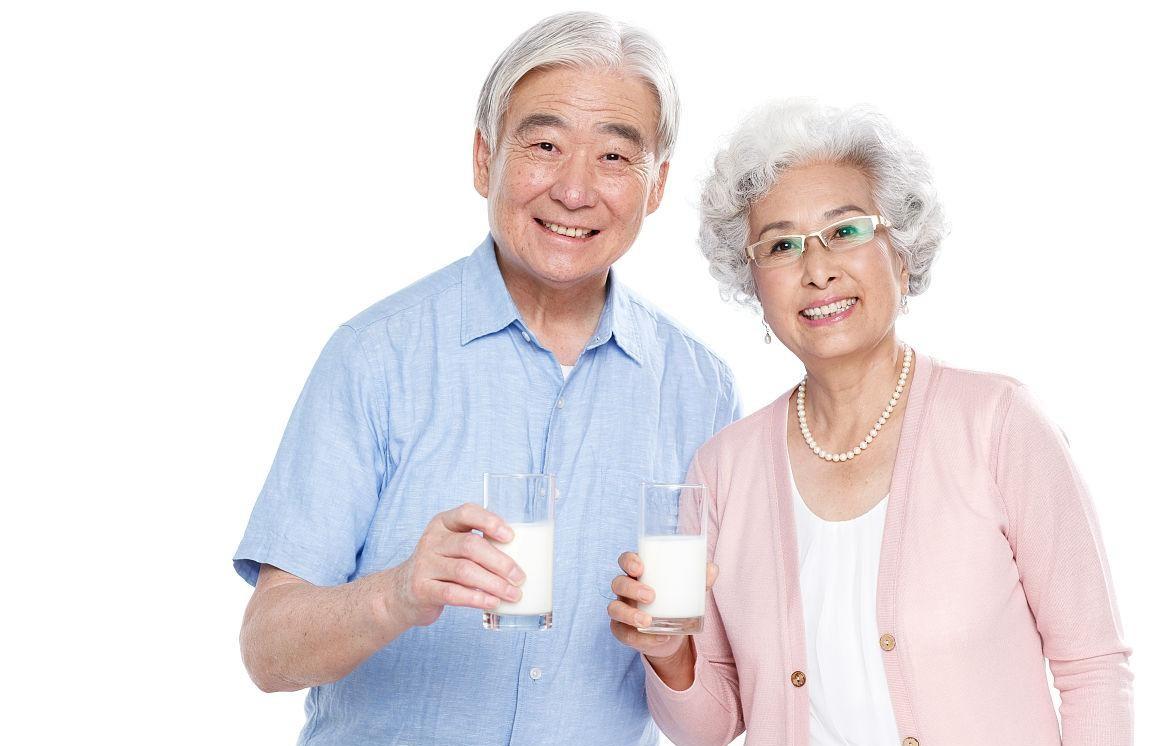 老人經常喝牛奶與不喝牛奶的身體差異。