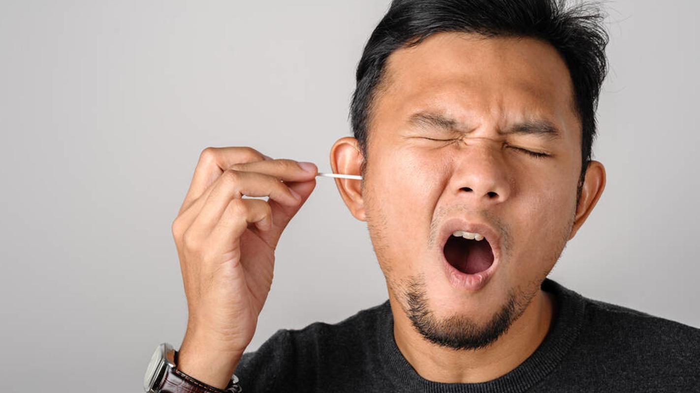 佩戴耳機時注意要愛護耳朵、保護聽力。