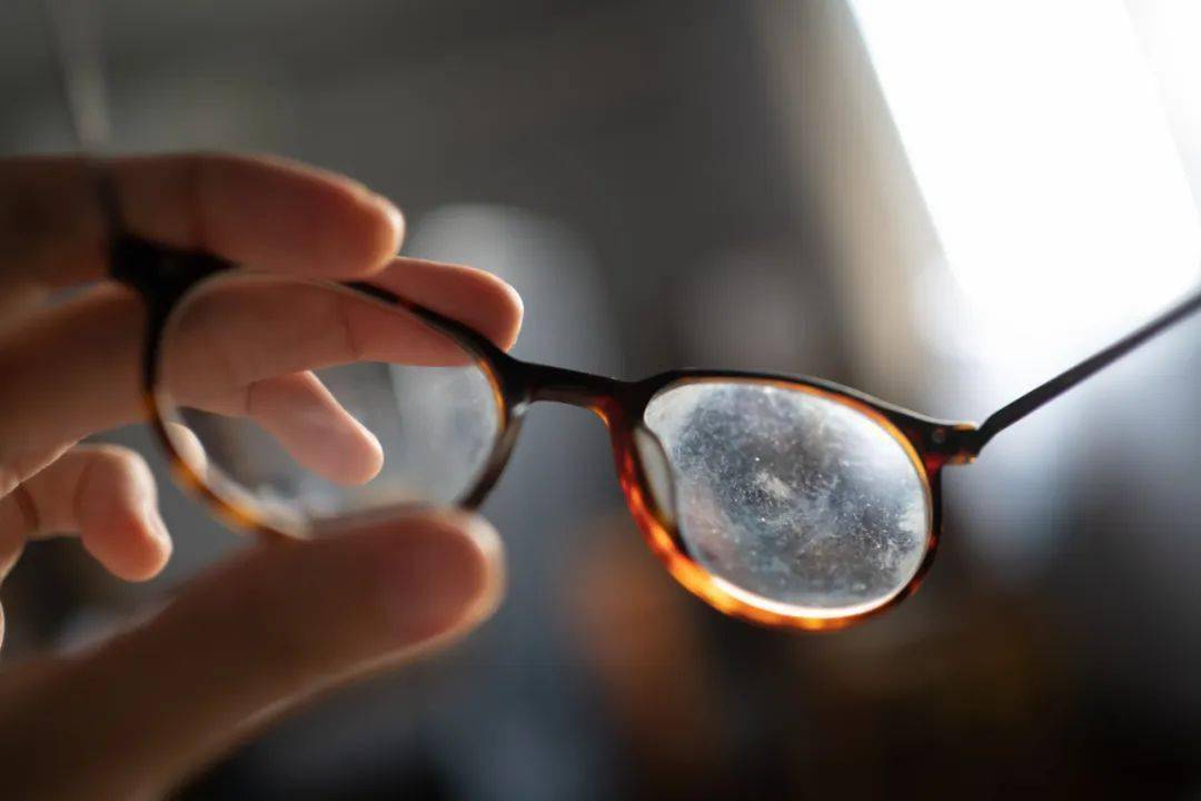 眼鏡也會「過期」，定期更換避免危害健康。