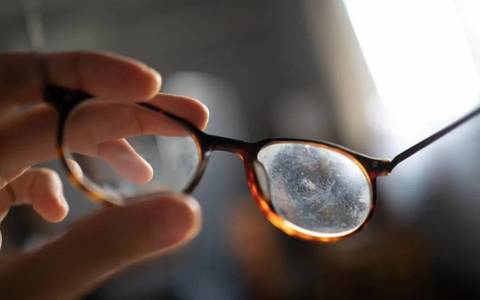 眼鏡也會「過期」，定期更換避免危害健康。