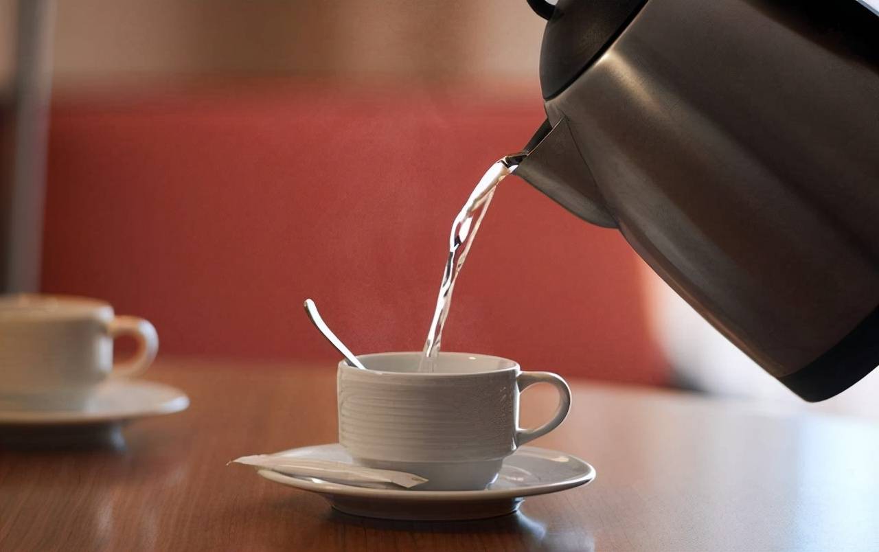 喝茶和喝白開水哪個對身體更健康？