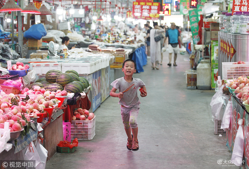 教育孩子，常帶孩子去逛菜市場。