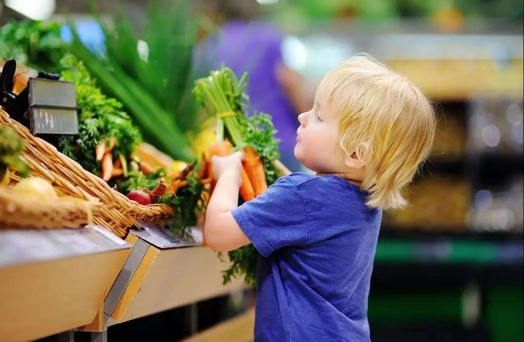 教育孩子，常帶孩子去逛菜市場。